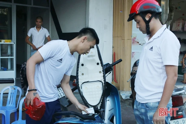 Tổ phản ứng nhanh xử lý 53 thanh niên đầu trần, kẹp ba