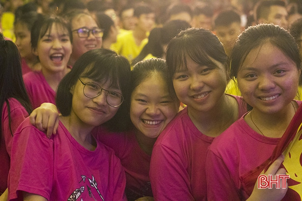 Lắng đọng Đêm tri ân của học sinh THPT Chuyên Hà Tĩnh