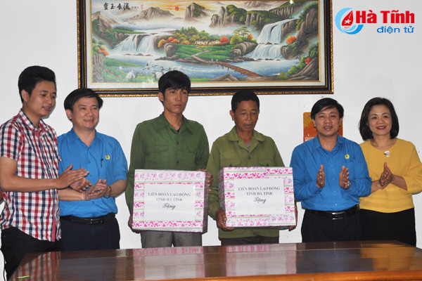 trao 80 trieu ho tro mai am cong doan cho 2 doan vien kho khan