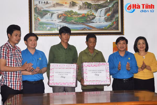 trao 80 trieu ho tro mai am cong doan cho 2 doan vien kho khan