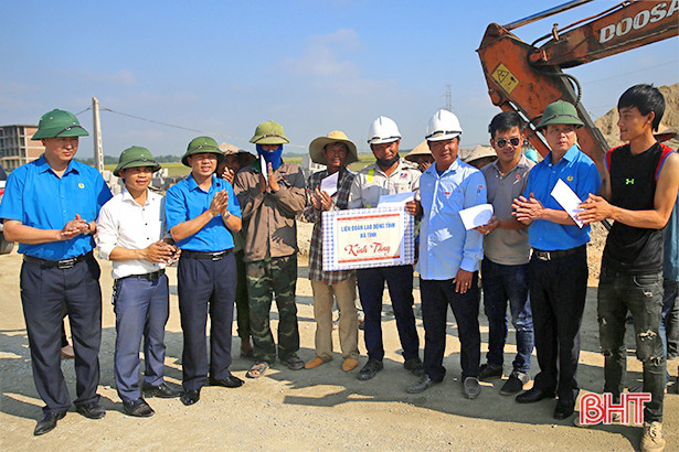 ldld tinh tham cong nhan tang qua cho doan vien cong doan