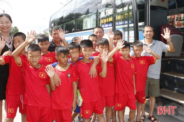 Đội tuyển bóng đá Nhi đồng Hà Tĩnh lên đường tham dự giải Cup Milo