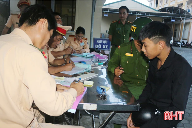 Tổ phản ứng nhanh xử lý 53 thanh niên đầu trần, kẹp ba