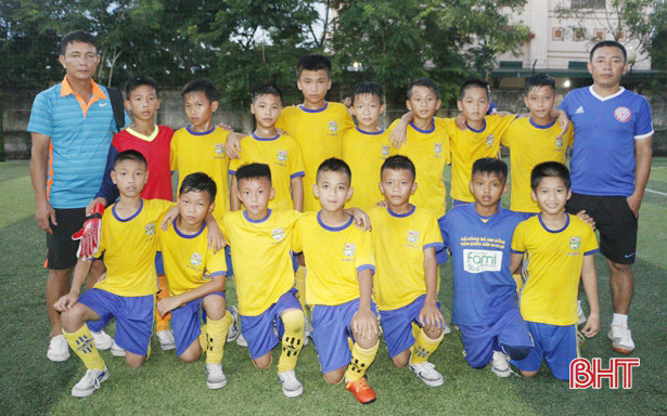 Đội tuyển bóng đá Nhi đồng Hà Tĩnh lên đường tham dự giải Cup Milo