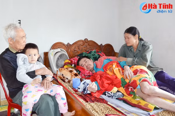 Khốn đốn gia đình mẹ tâm thần, bố tàn phế
