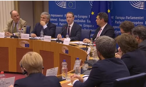 ong chu facebook khien chau au noi gian