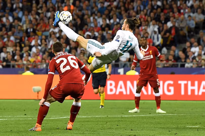 Dù vậy, niềm vui đó của Liverpool chỉ duy trì gần 10 phút. Gareth Bale vào sân thay người và ngay lập tức để lại dấu ấn bằng tình huống tung người móc bóng tuyệt vời, nâng tỷ số 2-1 cho Real Madrid ở phút 55. Bale hóa người hùng, Real Madrid lần thứ 3 liên tiếp vô địch Champions League