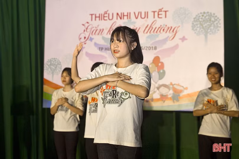 Tết thiếu nhi sớm ở Làng trẻ em mồ côi Hà Tĩnh