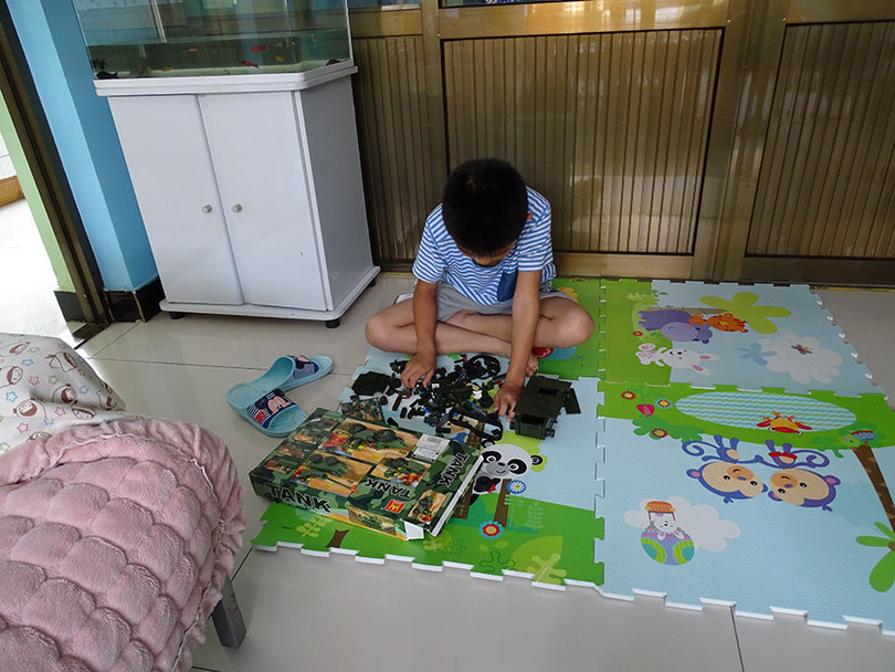 Đồ chơi yêu thích của những em nhỏ có hoàn cảnh sống khác nhau khiến bạn phải suy ngẫm