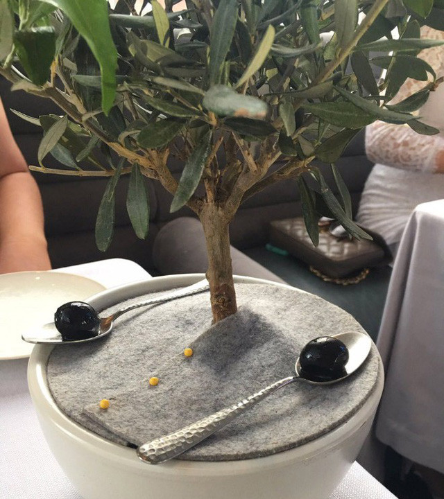 Chỉ là... ăn thôi mà, có cần làm quá vậy không?