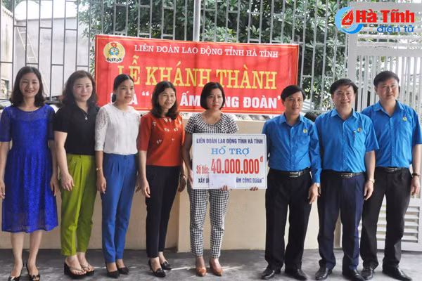 trao 80 trieu ho tro mai am cong doan cho 2 doan vien kho khan