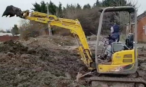 Video: Bé 4 tuổi điều khiển máy xúc thành thạo