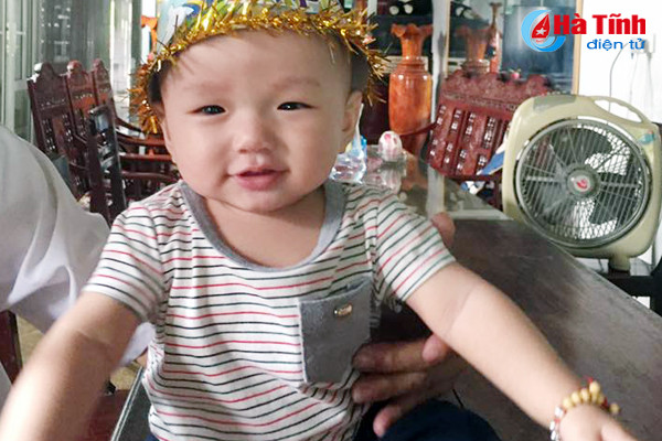 chau be 12 thang tuoi mong manh su song