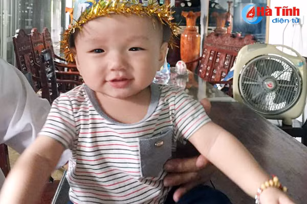 chau be 12 thang tuoi mong manh su song