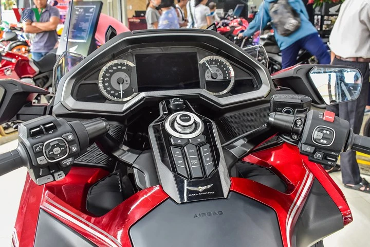 Cận cảnh Honda Gold Wing giá 1,2 tỷ đồng vừa xuất hiện tại Việt Nam
