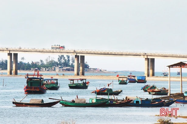 vi dau 4 lanh dao xa cam linh cung luc nhan ky luat dang