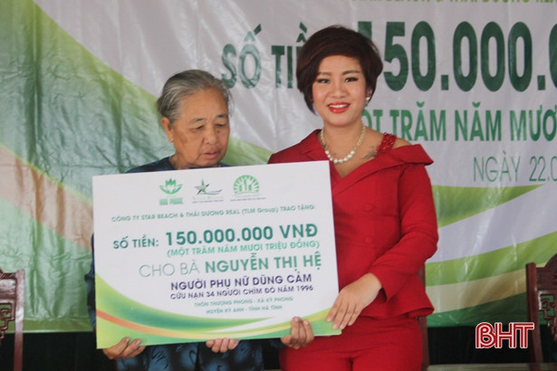 Người phụ nữ khốn khó từng cứu hàng chục nạn nhân chìm đò được xóa nợ ngân hàng