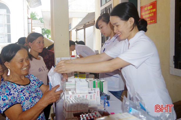 Hơn 1.000 người dân Kỳ Hà được khám bệnh, cấp thuốc miễn phí