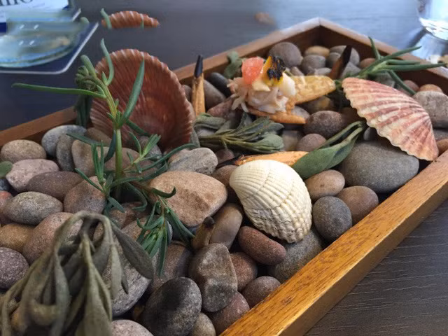 Chỉ là... ăn thôi mà, có cần làm quá vậy không?