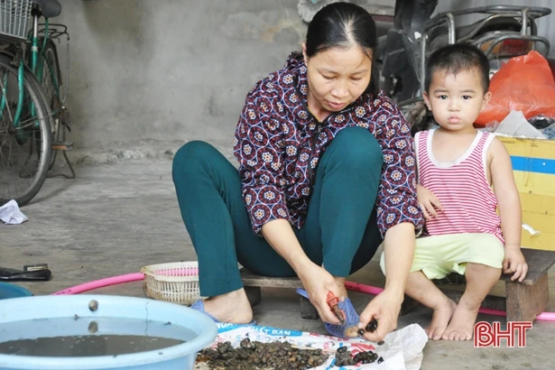 Nếu nhà bị niêm phong, chị biết đặt bàn thờ anh ở mô được?