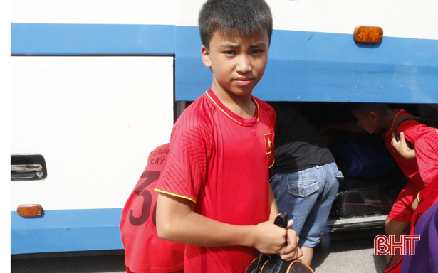 Đội tuyển bóng đá Nhi đồng Hà Tĩnh lên đường tham dự giải Cup Milo