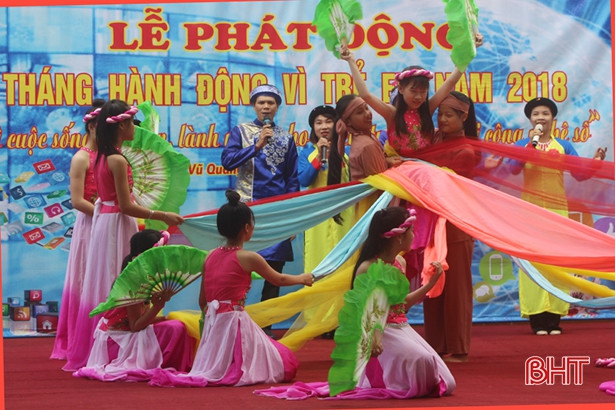 55 suất quà tặng học sinh hoàn cảnh khó khăn, học giỏi tại Vũ Quang