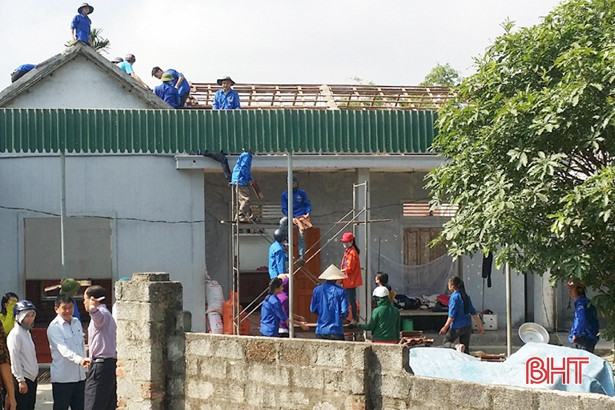 Hộ dân đầu tiên tháo dỡ nhà để giao mặt bằng thi công QL 15B