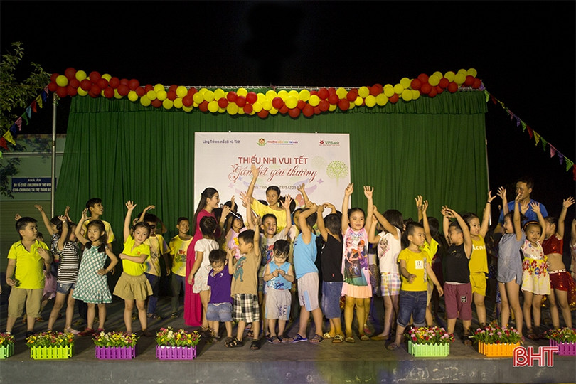 Tết thiếu nhi sớm ở Làng trẻ em mồ côi Hà Tĩnh