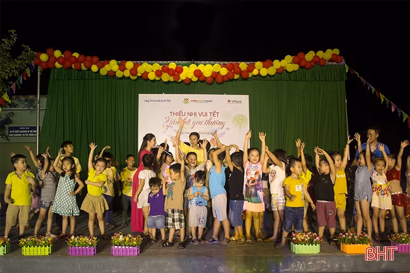 Tết thiếu nhi sớm ở Làng trẻ em mồ côi Hà Tĩnh