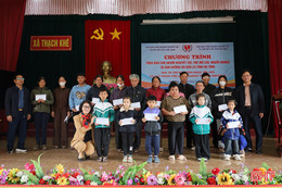 Trao hơn 1 tỷ đồng cho người khuyết tật, trẻ mồ côi, người nghèo bị ảnh hưởng bão lụt 