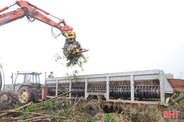 Nam tài xế ở Hà Tĩnh chế tạo máy bóc vỏ keo tràm