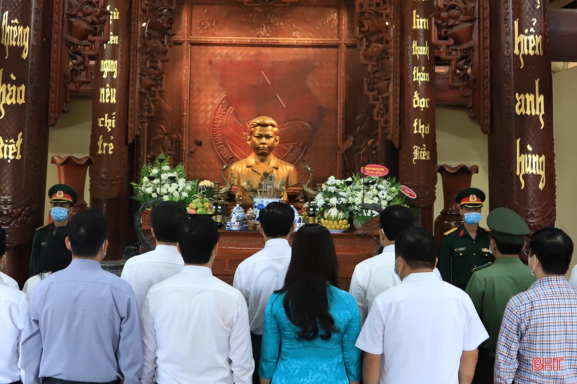 Chủ tịch UBND tỉnh Hà Tĩnh dâng hương tưởng niệm tại các khu di tích, nghĩa trang liệt sỹ