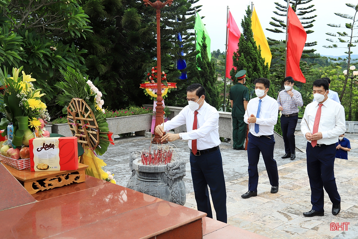 Chủ tịch UBND tỉnh Hà Tĩnh dâng hương tưởng niệm tại các khu di tích, nghĩa trang liệt sỹ