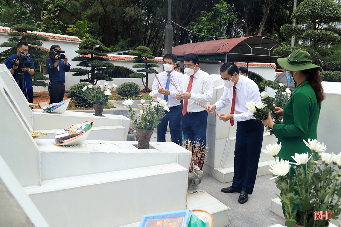 Chủ tịch UBND tỉnh Hà Tĩnh dâng hương tưởng niệm tại các khu di tích, nghĩa trang liệt sỹ