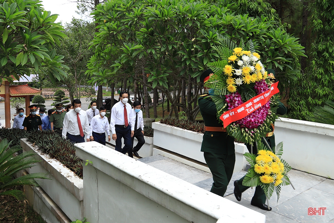Chủ tịch UBND tỉnh Hà Tĩnh dâng hương tưởng niệm tại các khu di tích, nghĩa trang liệt sỹ
