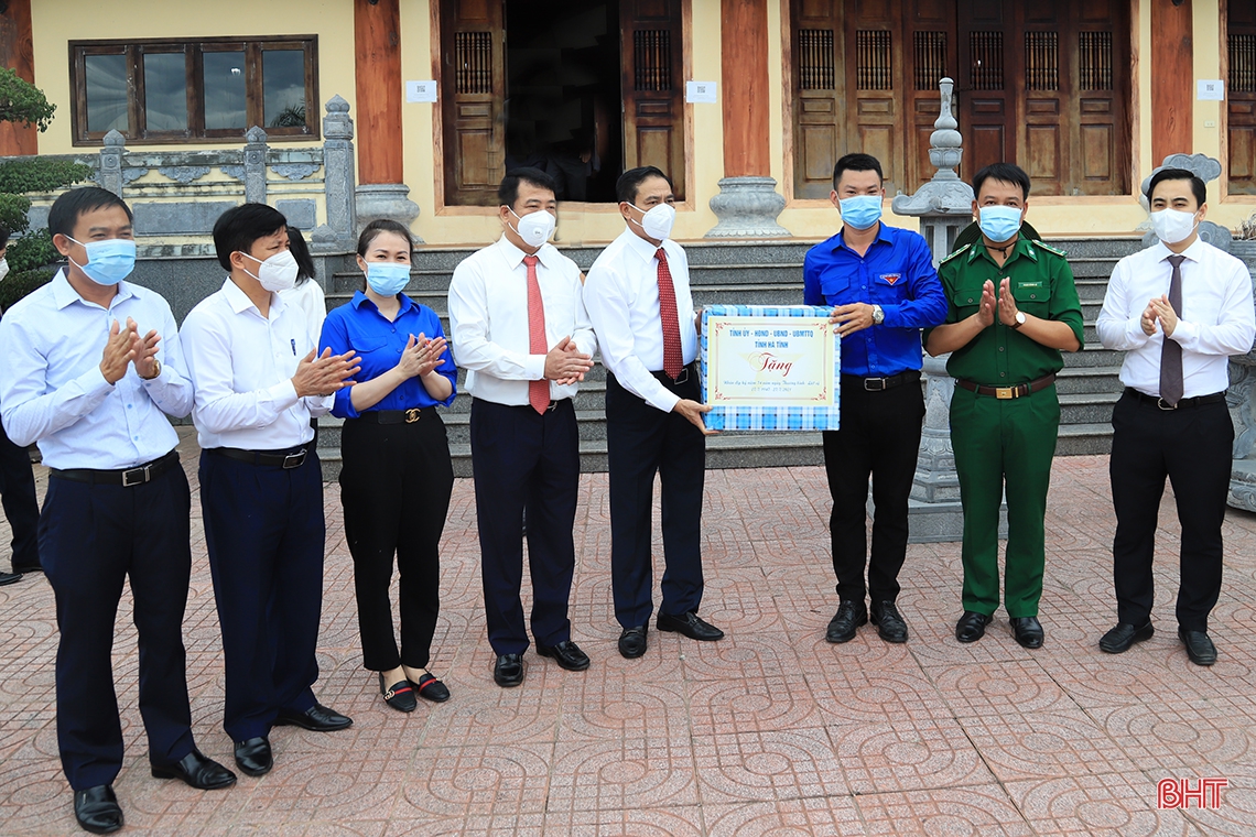 Chủ tịch UBND tỉnh Hà Tĩnh dâng hương tưởng niệm tại các khu di tích, nghĩa trang liệt sỹ