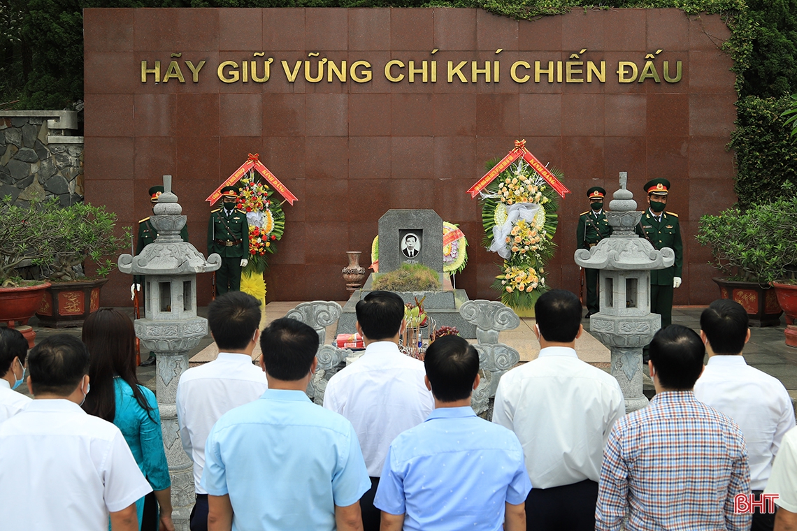 Chủ tịch UBND tỉnh Hà Tĩnh dâng hương tưởng niệm tại các khu di tích, nghĩa trang liệt sỹ
