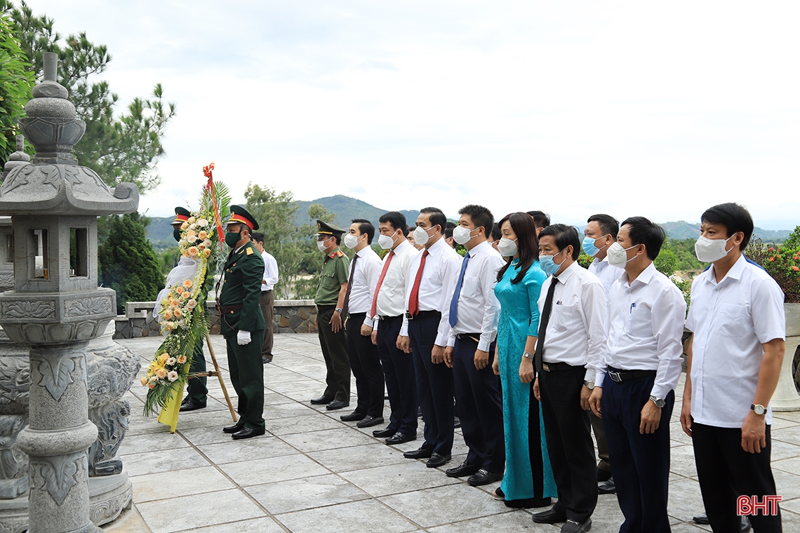 Chủ tịch UBND tỉnh Hà Tĩnh dâng hương tưởng niệm tại các khu di tích, nghĩa trang liệt sỹ