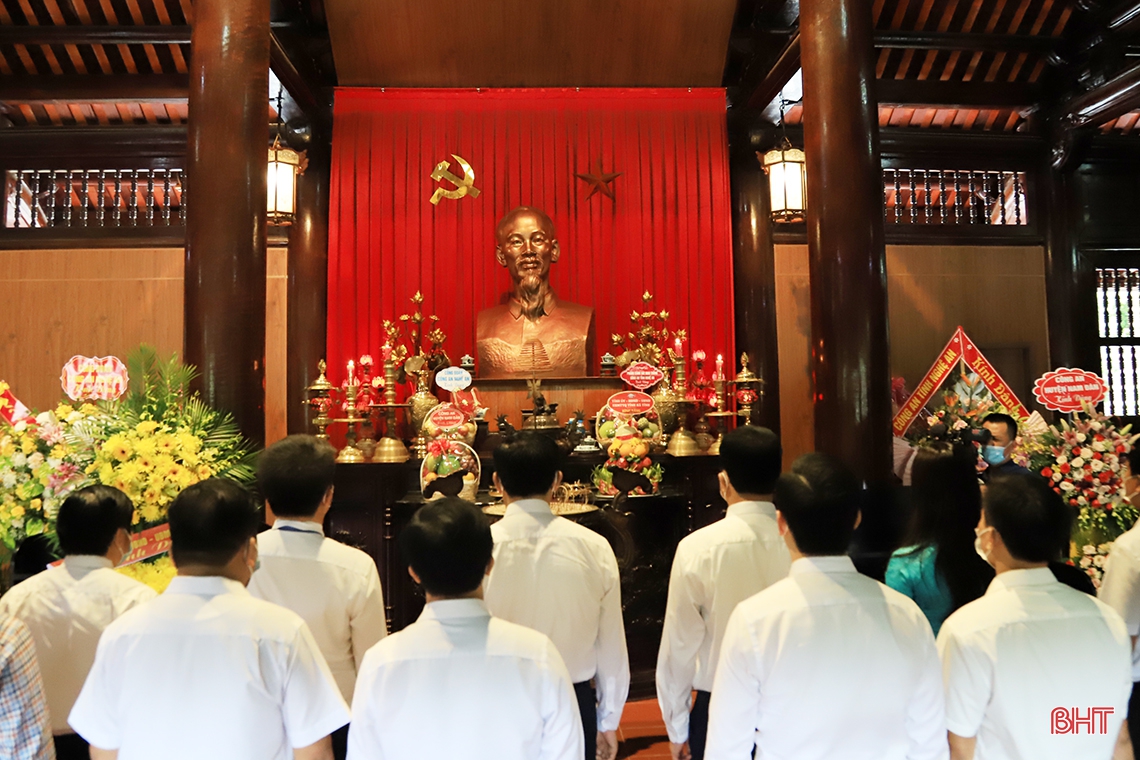 Chủ tịch UBND tỉnh Hà Tĩnh dâng hương tưởng niệm tại các khu di tích, nghĩa trang liệt sỹ