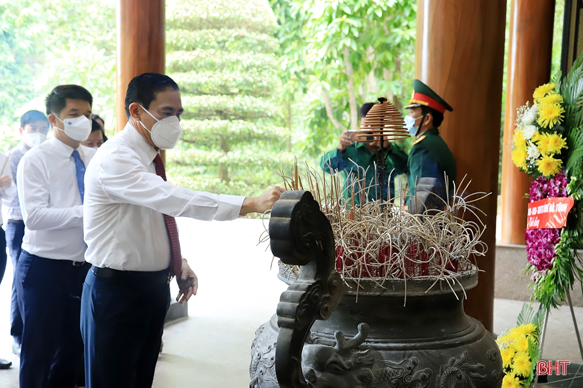 Chủ tịch UBND tỉnh Hà Tĩnh dâng hương tưởng niệm tại các khu di tích, nghĩa trang liệt sỹ