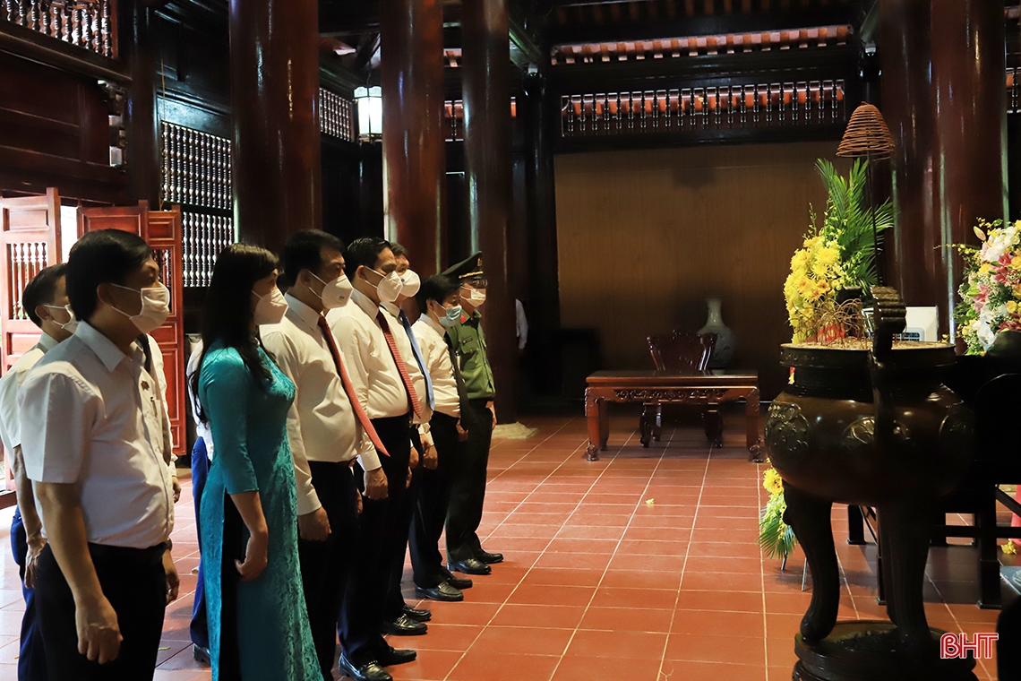 Chủ tịch UBND tỉnh Hà Tĩnh dâng hương tưởng niệm tại các khu di tích, nghĩa trang liệt sỹ