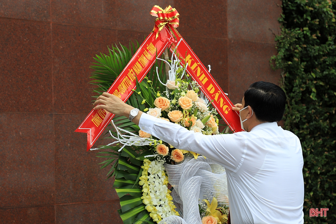 Chủ tịch UBND tỉnh Hà Tĩnh dâng hương tưởng niệm tại các khu di tích, nghĩa trang liệt sỹ
