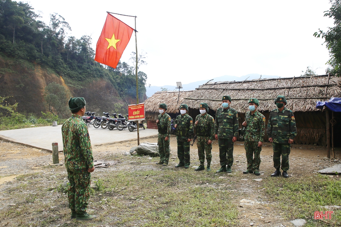 Chiến sỹ biên phòng Hà Tĩnh xuyên rừng tuần tra ngăn dịch Covid-19