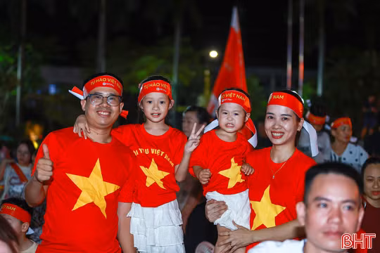 Người hâm mộ Hà Tĩnh tập trung “tiếp lửa” cho đội tuyển Việt Nam