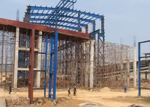 Trên công trường xây dựng nhà máy luyện thép 500 triệu tấn/năm.