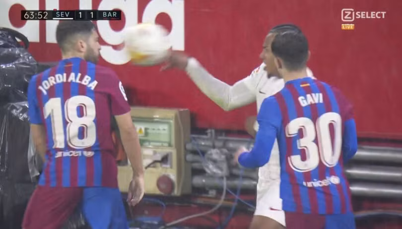 Barcelona hòa Sevilla dù được chơi hơn người