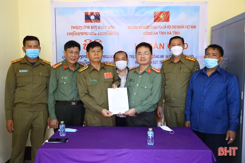 Hà Tĩnh bàn giao trụ sở công an các bản giáp biên giới Việt - Lào
