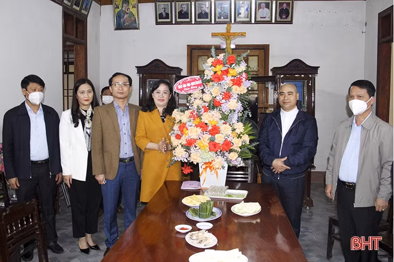 Trưởng ban Dân vận Tỉnh ủy chúc mừng Giáng sinh tại Đức Thọ