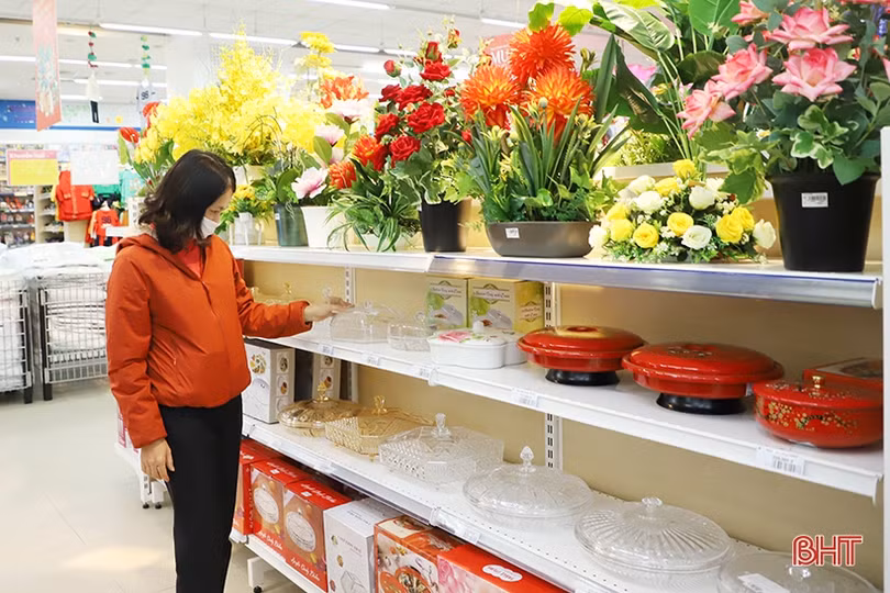 Ngập tràn không khí tết trong các gian hàng ở Hà Tĩnh