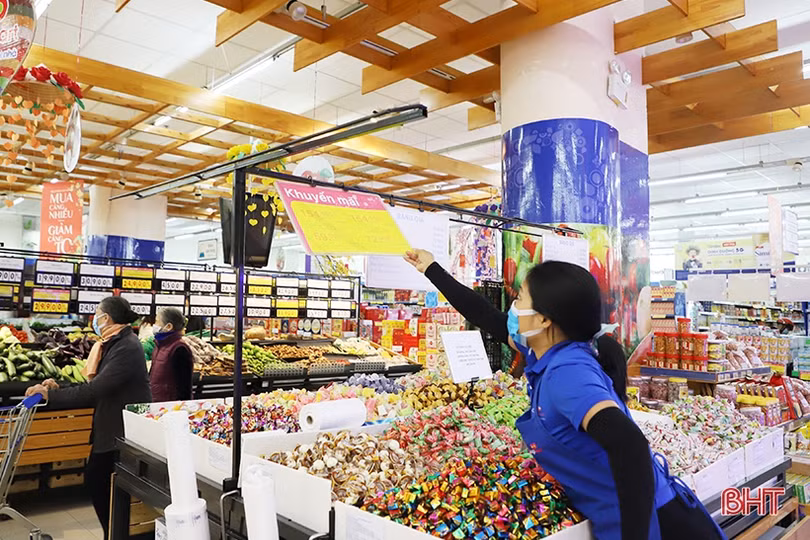 Ngập tràn không khí tết trong các gian hàng ở Hà Tĩnh